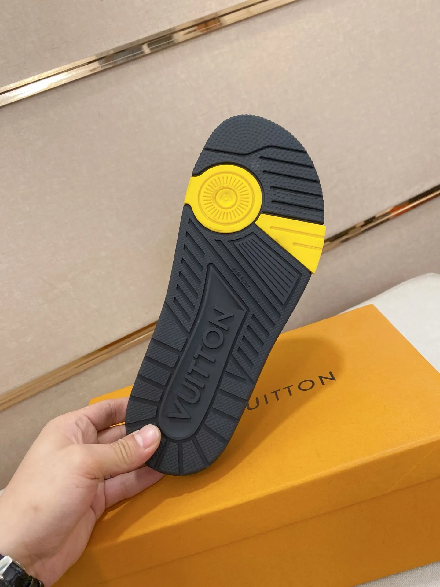 Factory price: 420💰Made by LV🔍Top purchasing agent. Men's spring and summer slippers are available at the same counter. The uppers are made of cowhide imported from Italy. High-quality craftsmanship, soles: original soles specially provided by the original factory, exclusive movable molded soles are super comfortable, original factory follow-up goods, 🔍🔍high quality, can be entered and exited the counter at will, welcome to compare, code number 38-44. Can be customized45